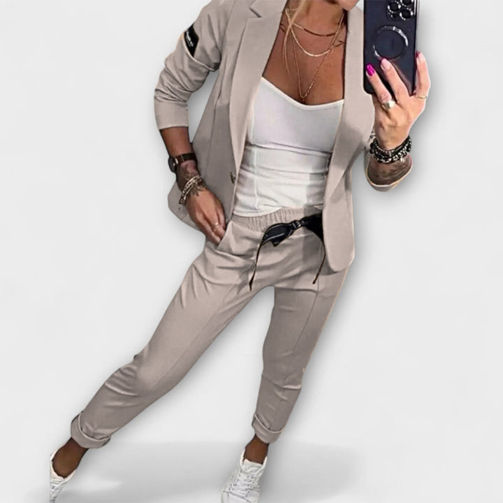 Malou - Gecoördineerde set van top, jasje en broek
