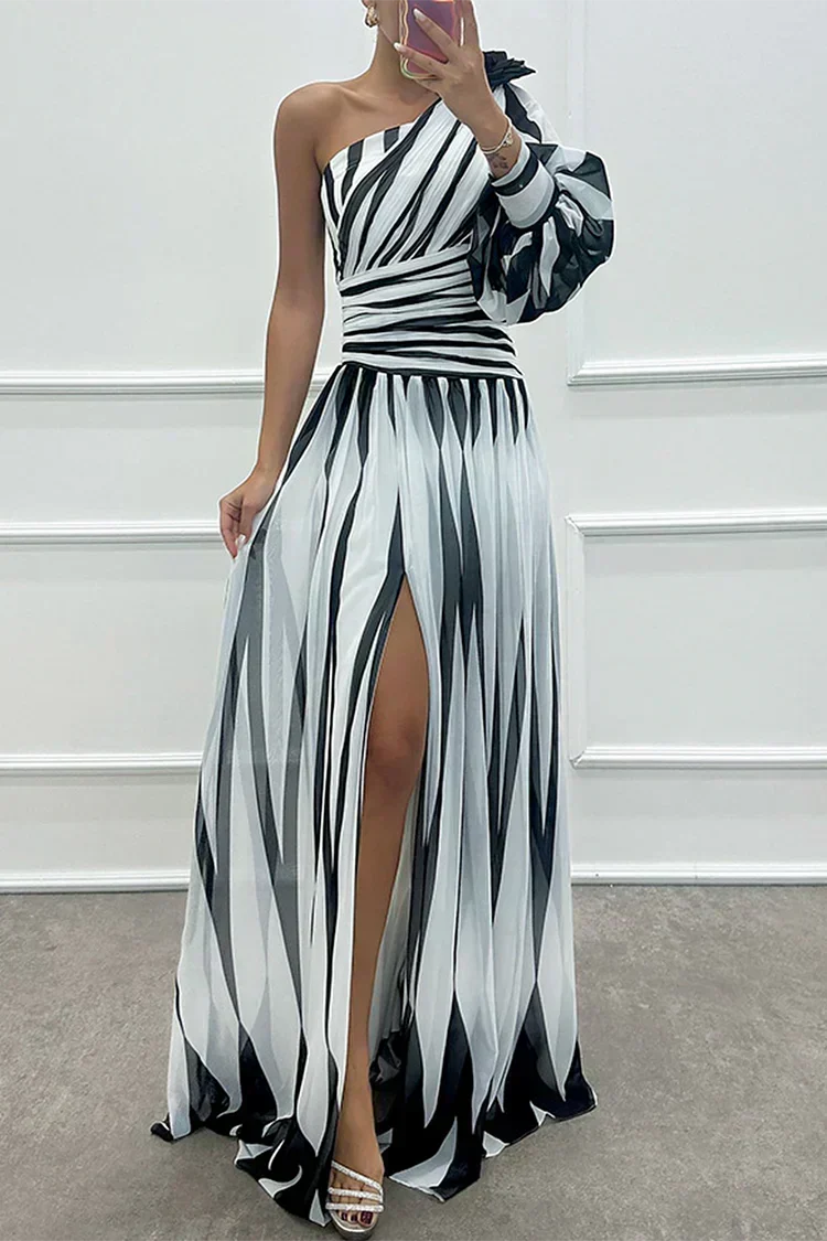 Cordelia | Gestreepte one-shoulder maxijurk met pofmouw voor trouwgasten