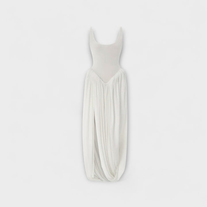 Drapiert maxikleid met sculpturale rok en zijsplit