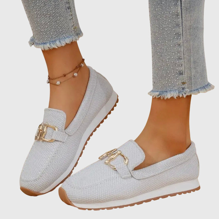Agusta | Gevlochten loafers met metalen detail en witte zool voor dames