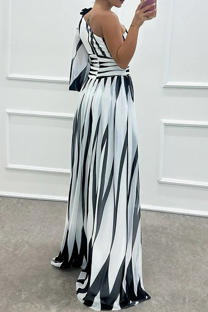 Cordelia | Gestreepte one-shoulder maxijurk met pofmouw voor trouwgasten