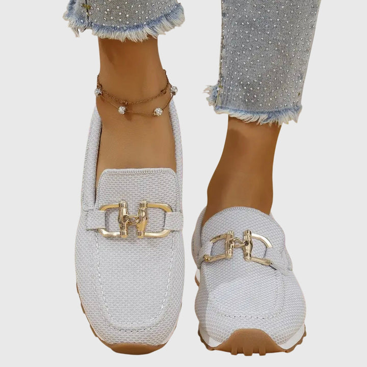 Agusta | Gevlochten loafers met metalen detail en witte zool voor dames