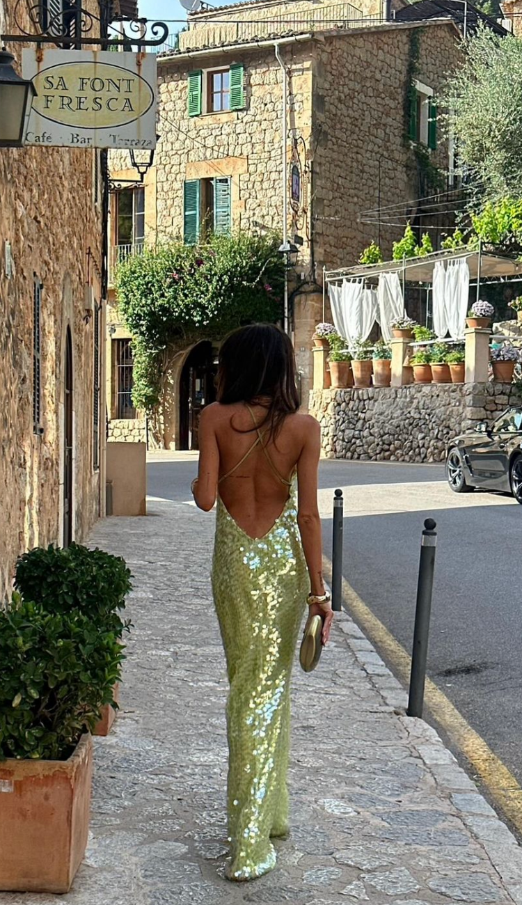 Odette | Groene rugloze maxijurk met pailletten en spaghettibandjes voor trouwgasten