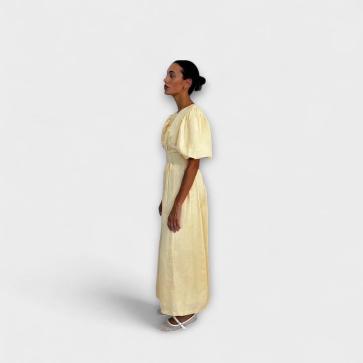 Josephine - Botergeel Maxikleed met Luchtig Ontwerp