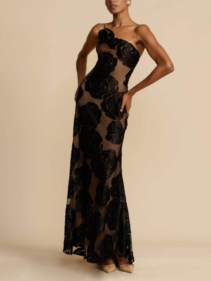 Arabella | Zwarte gebloemde strapless maxijurk met uitsparing voor trouwgasten