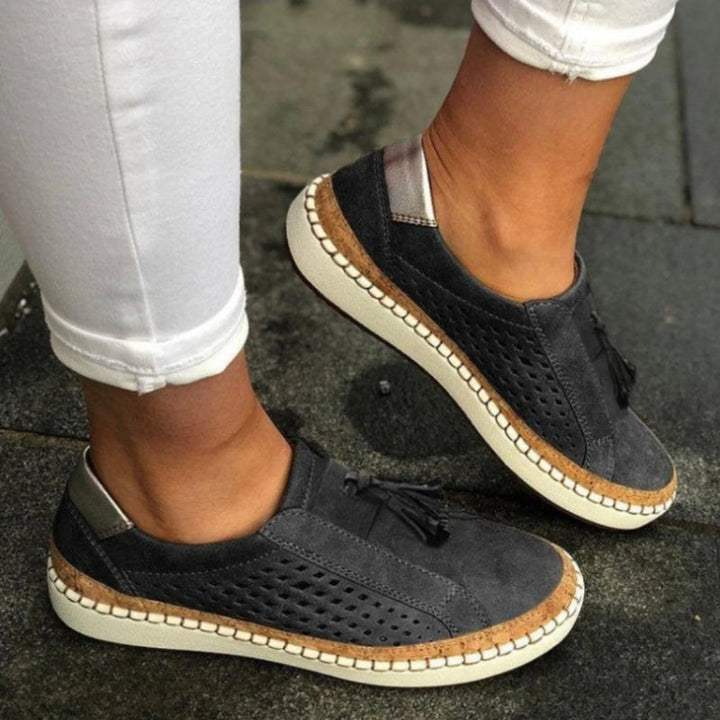 Isabelle | Geperforeerde suède loafers met kwastje voor dames