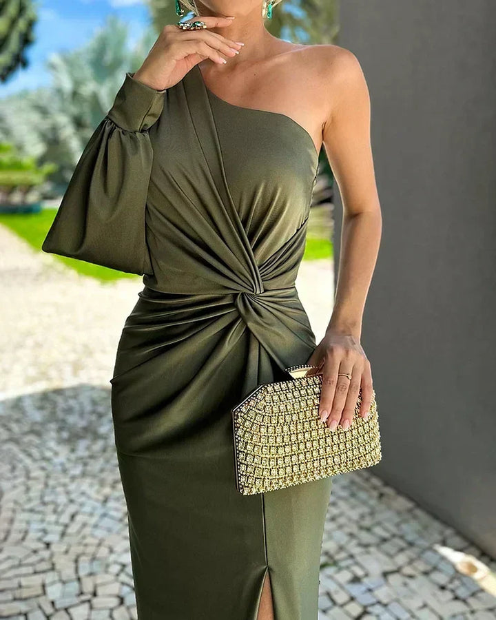 Isabella | Geplisseerde one-shoulder maxijurk met knoopdetail voor trouwgasten