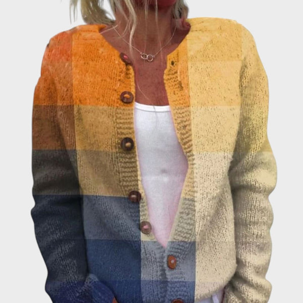 Zoe – Strikkejakke med fargefelt, oker og blå