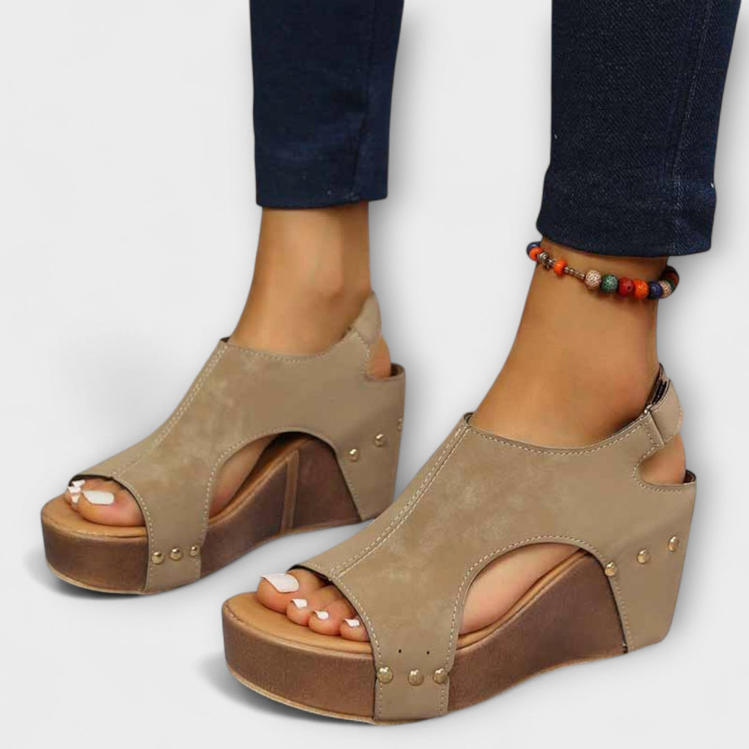 Evelyn - Metalen hak met studs