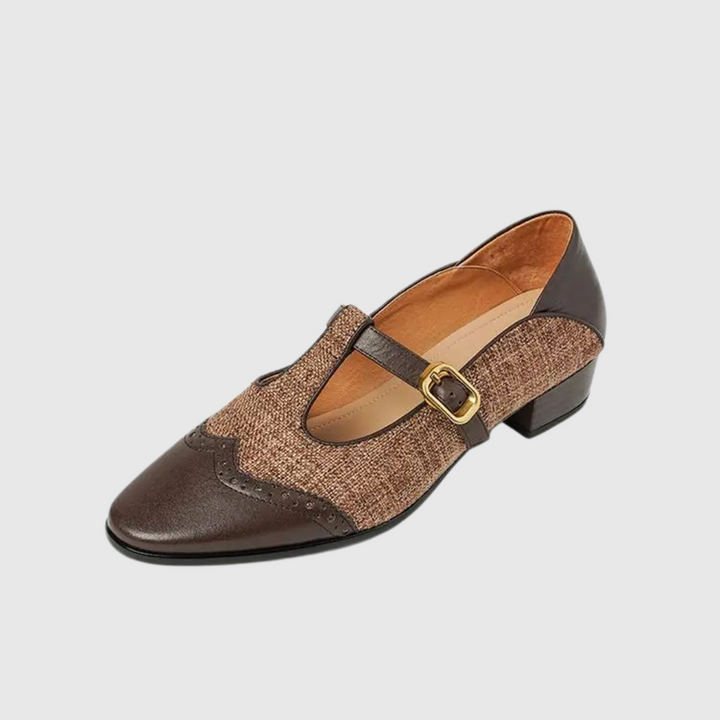 Sophie – Platte T-bandschoenen met perforatiemotief