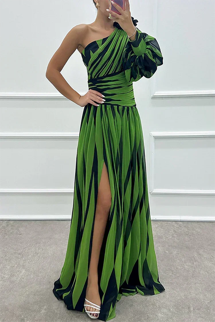 Cordelia | Gestreepte one-shoulder maxijurk met pofmouw voor trouwgasten