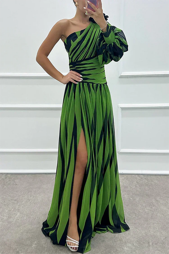 Cordelia | Gestreepte one-shoulder maxijurk met pofmouw voor trouwgasten