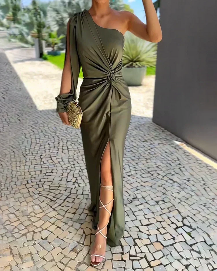Isabella | Geplisseerde one-shoulder maxijurk met knoopdetail voor trouwgasten