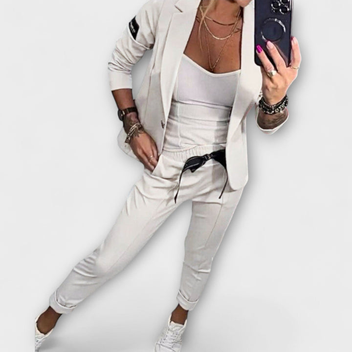 Malou - Gecoördineerde set van top, jasje en broek