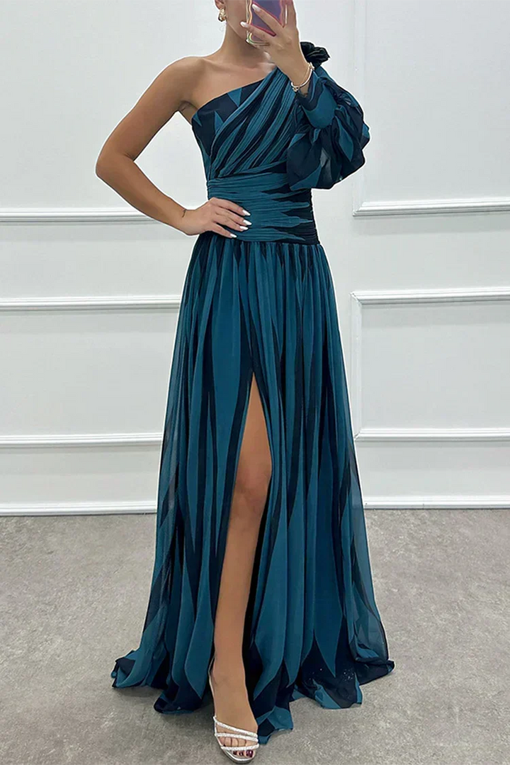 Cordelia | Gestreepte one-shoulder maxijurk met pofmouw voor trouwgasten