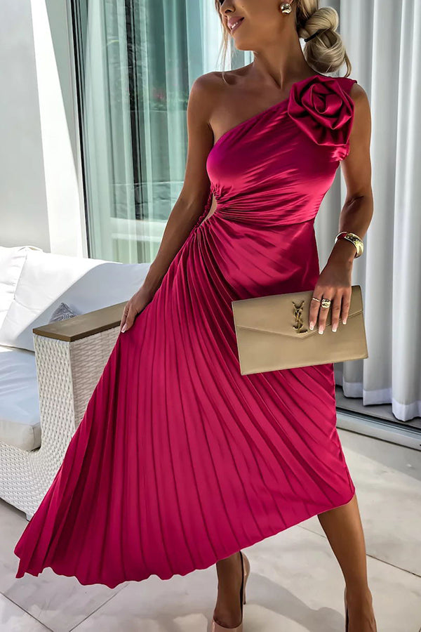 Juliette | Geplisseerde one-shoulder midijurk met stoffen roos voor trouwgasten