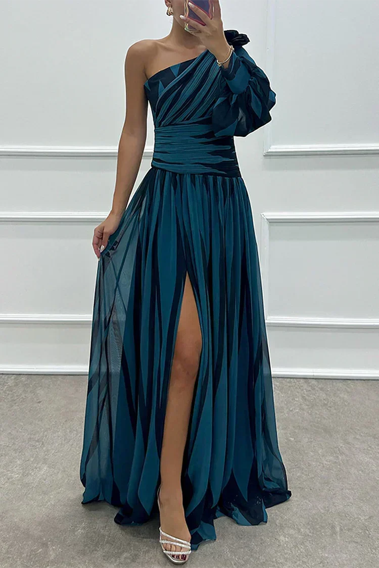 Cordelia | Gestreepte one-shoulder maxijurk met pofmouw voor trouwgasten