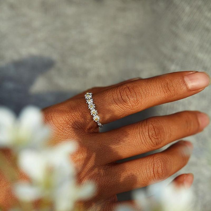 Verstelbare ring van zilver en handgeschilderde emaille met madeliefjes