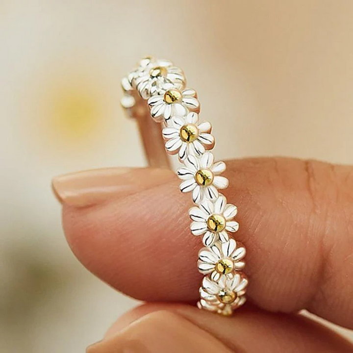 Verstelbare ring van zilver en handgeschilderde emaille met madeliefjes
