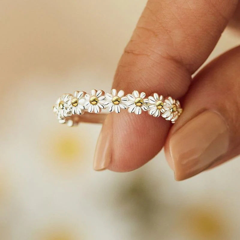 Verstelbare ring van zilver en handgeschilderde emaille met madeliefjes