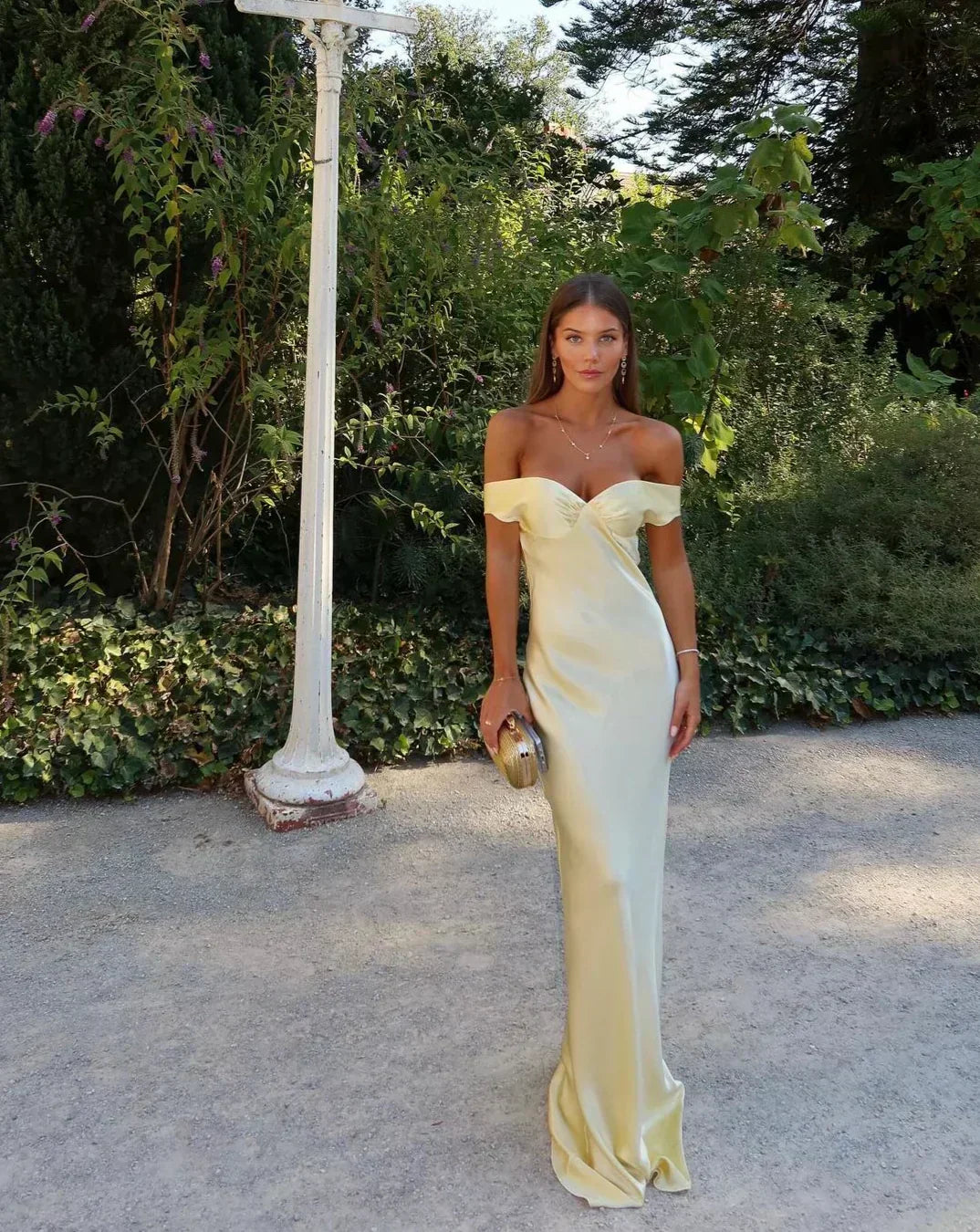 Voletta | Gouden off-shoulder maxijurk met getailleerd lijfje voor trouwgasten