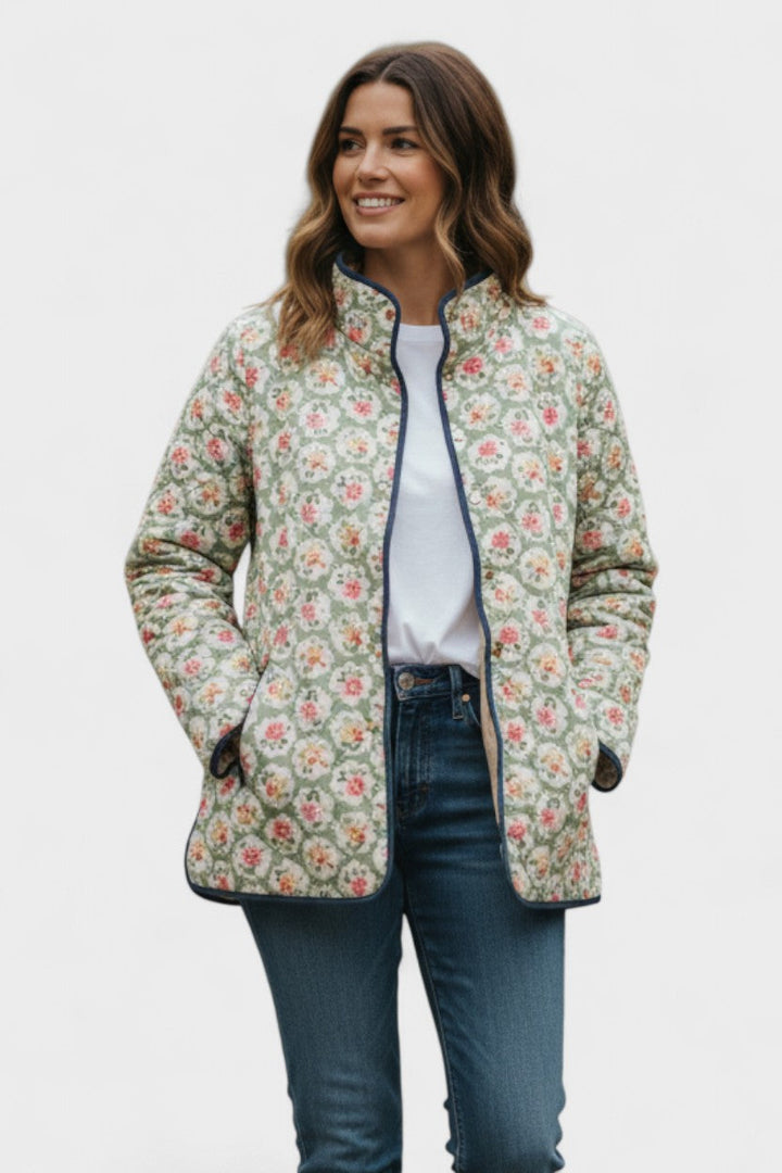 Maja – Gewatteerde jas met kleine bloemenprint, crème en groen