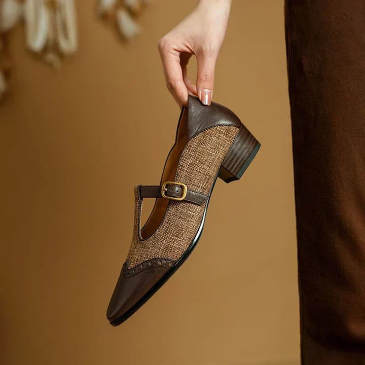 Sophie – Platte T-bandschoenen met perforatiemotief