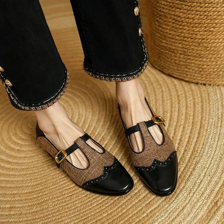Sophie – Platte T-bandschoenen met perforatiemotief