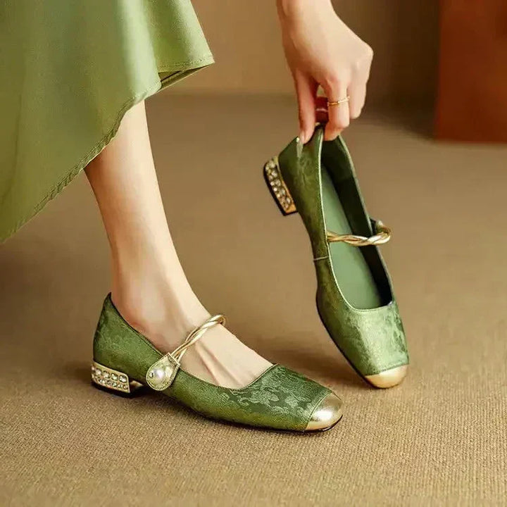 Frieda – Mary Jane-schoenen met metalen neus en parelgesp