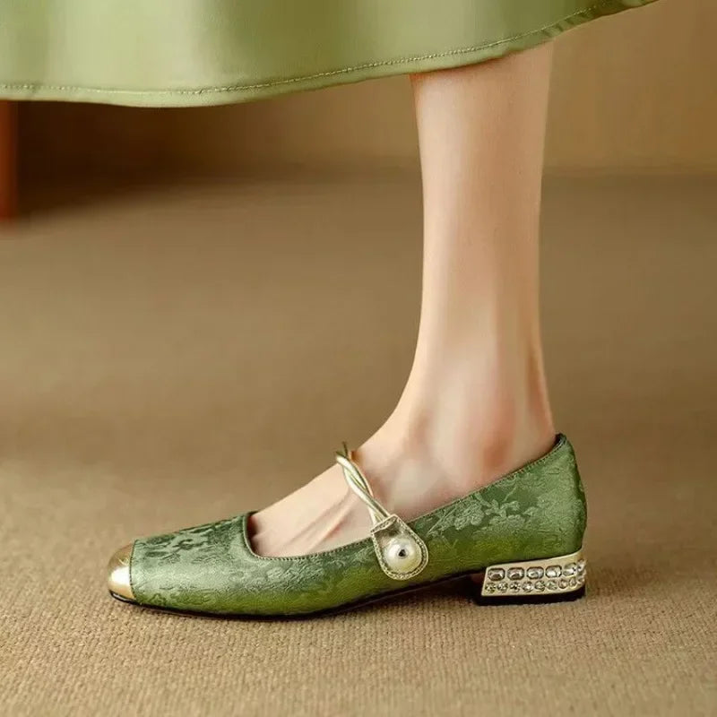 Frieda – Mary Jane-schoenen met metalen neus en parelgesp
