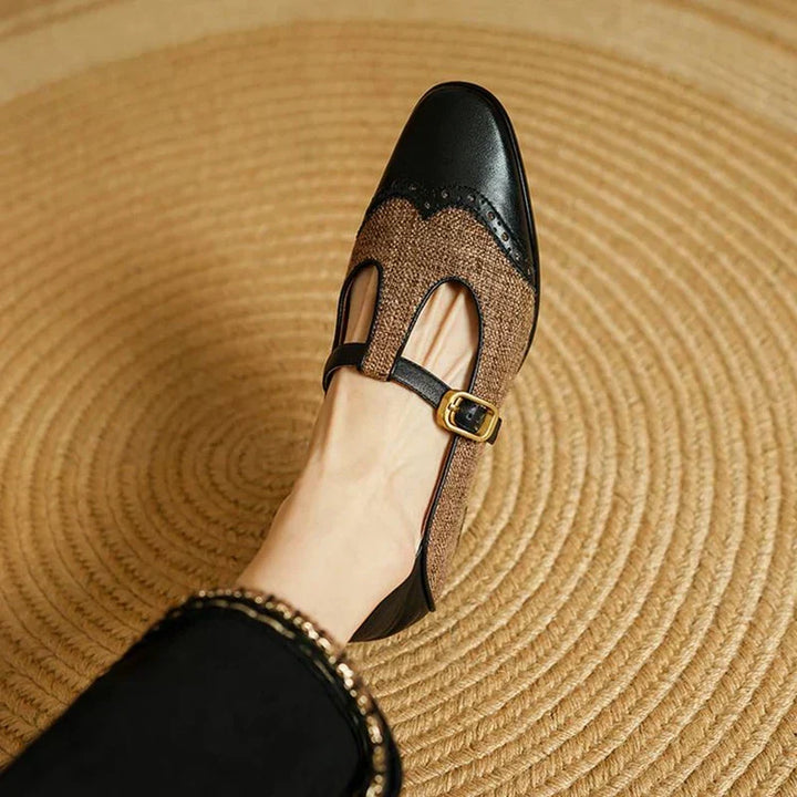Sophie – Platte T-bandschoenen met perforatiemotief