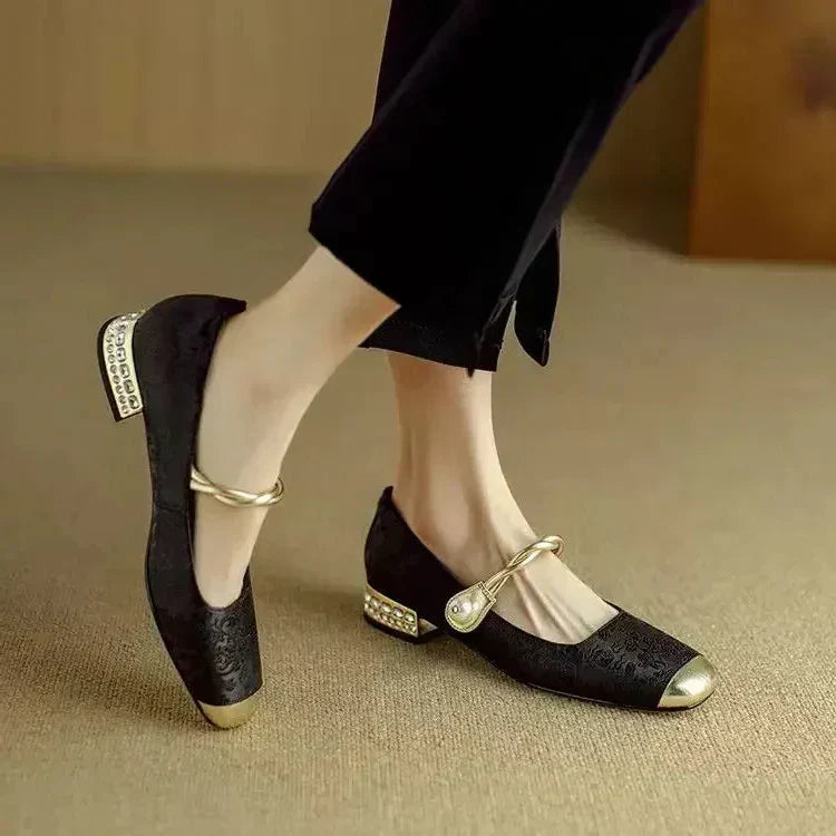 Frieda – Mary Jane-schoenen met metalen neus en parelgesp
