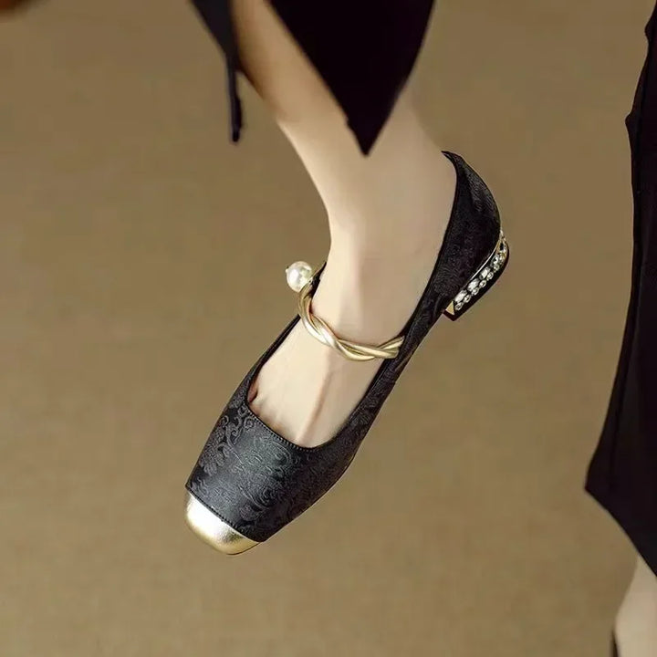Frieda – Mary Jane-schoenen met metalen neus en parelgesp