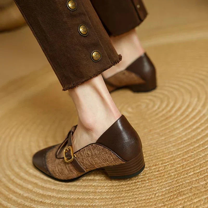 Sophie – Platte T-bandschoenen met perforatiemotief