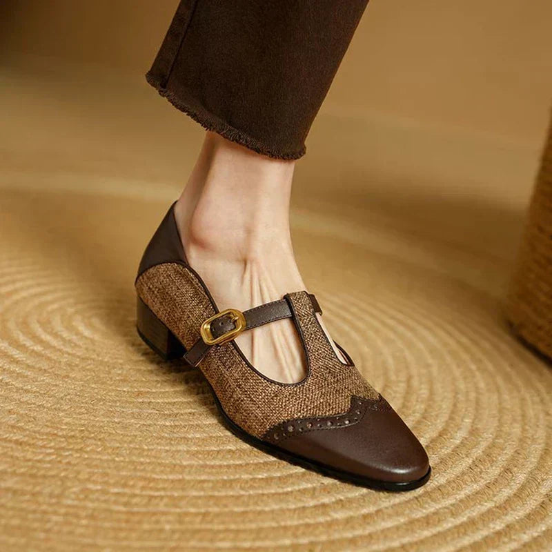 Sophie – Platte T-bandschoenen met perforatiemotief