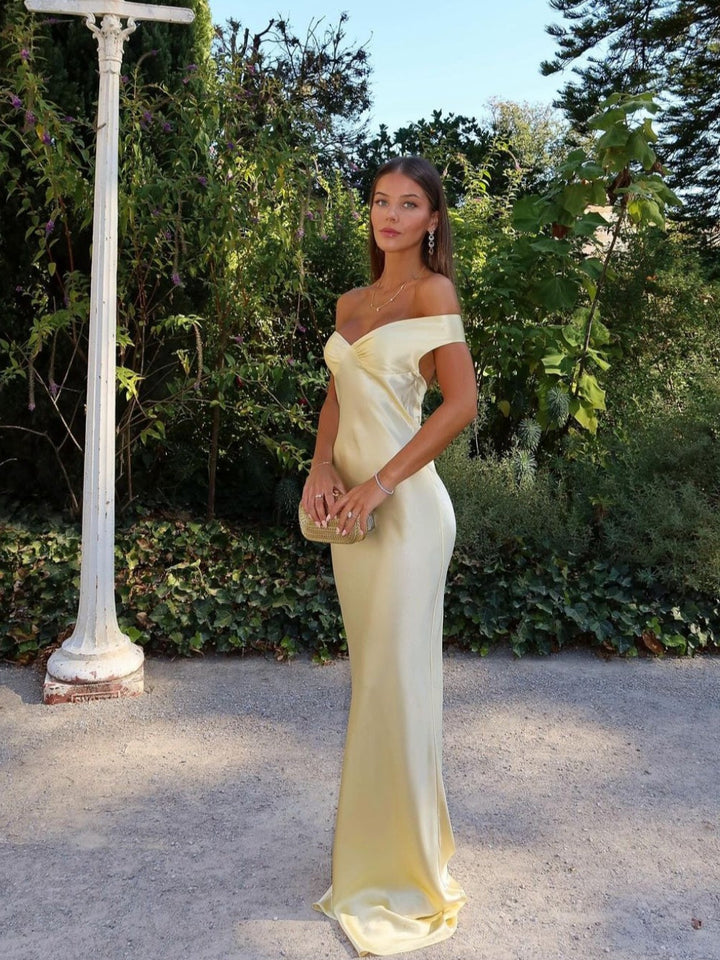 Voletta | Gouden off-shoulder maxijurk met getailleerd lijfje voor trouwgasten