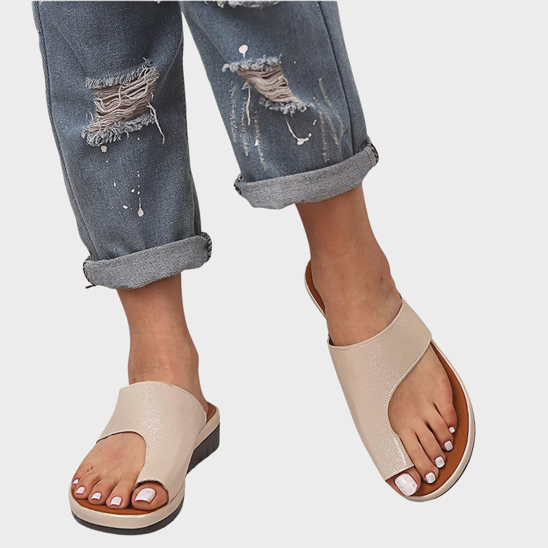 Margrit comfortabele slippers met teenband – goud