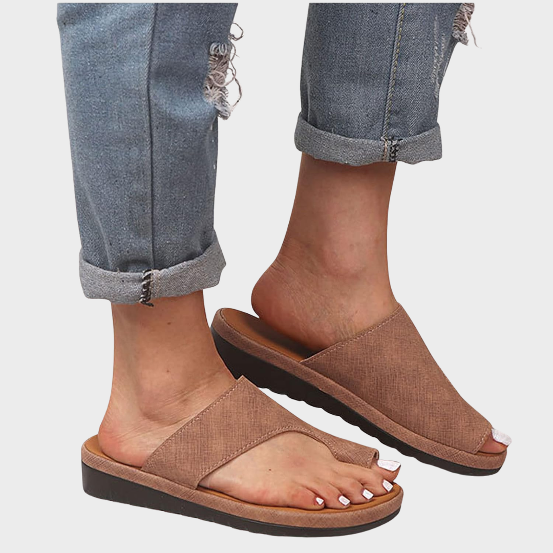 Margrit comfortabele slippers met teenband – goud