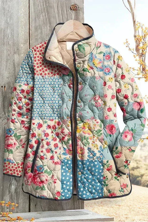 Viola – Gewatteerde jas met patchworkprint en teddykraag, pastel
