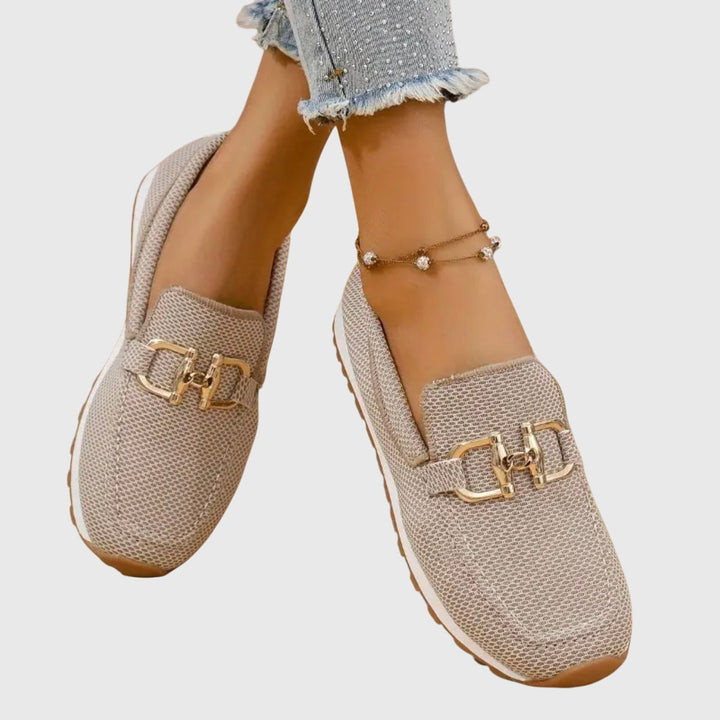 Agusta | Gevlochten loafers met metalen detail en witte zool voor dames