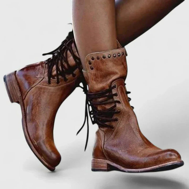 Bernadine | Kniehoge leren veterlaarzen met blokhak en studs voor dames