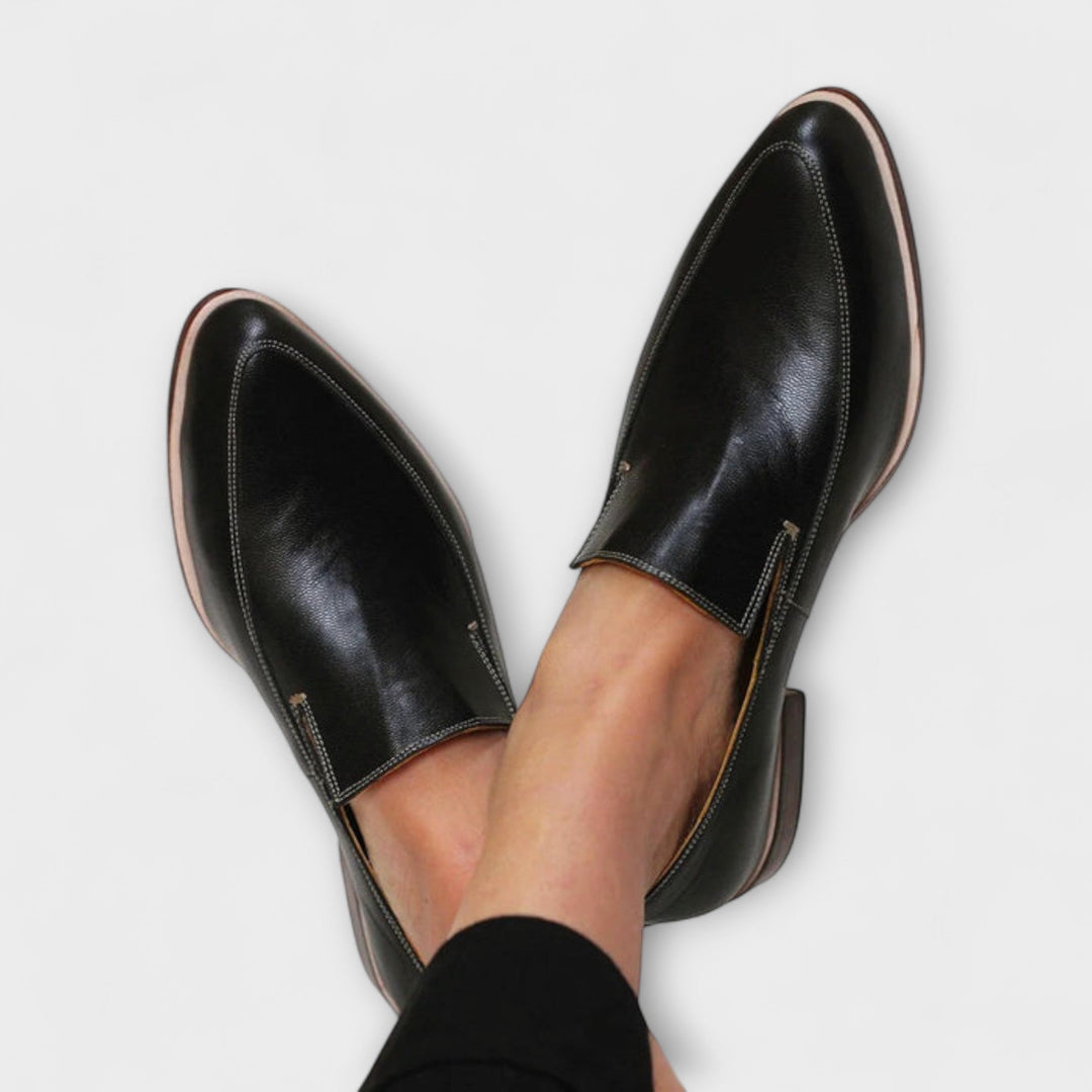 Junia – Zwarte Loafers met Spitse Neus