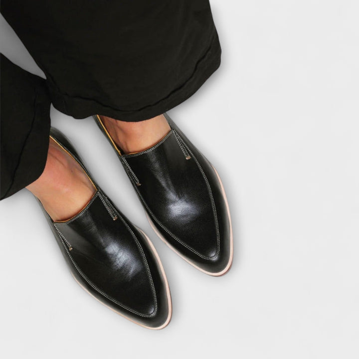 Junia – Zwarte Loafers met Spitse Neus
