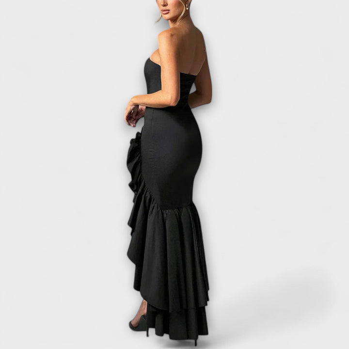 Zuri - Off-Shoulder Slim Fit Maxikleed met Asymmetrische Zoom