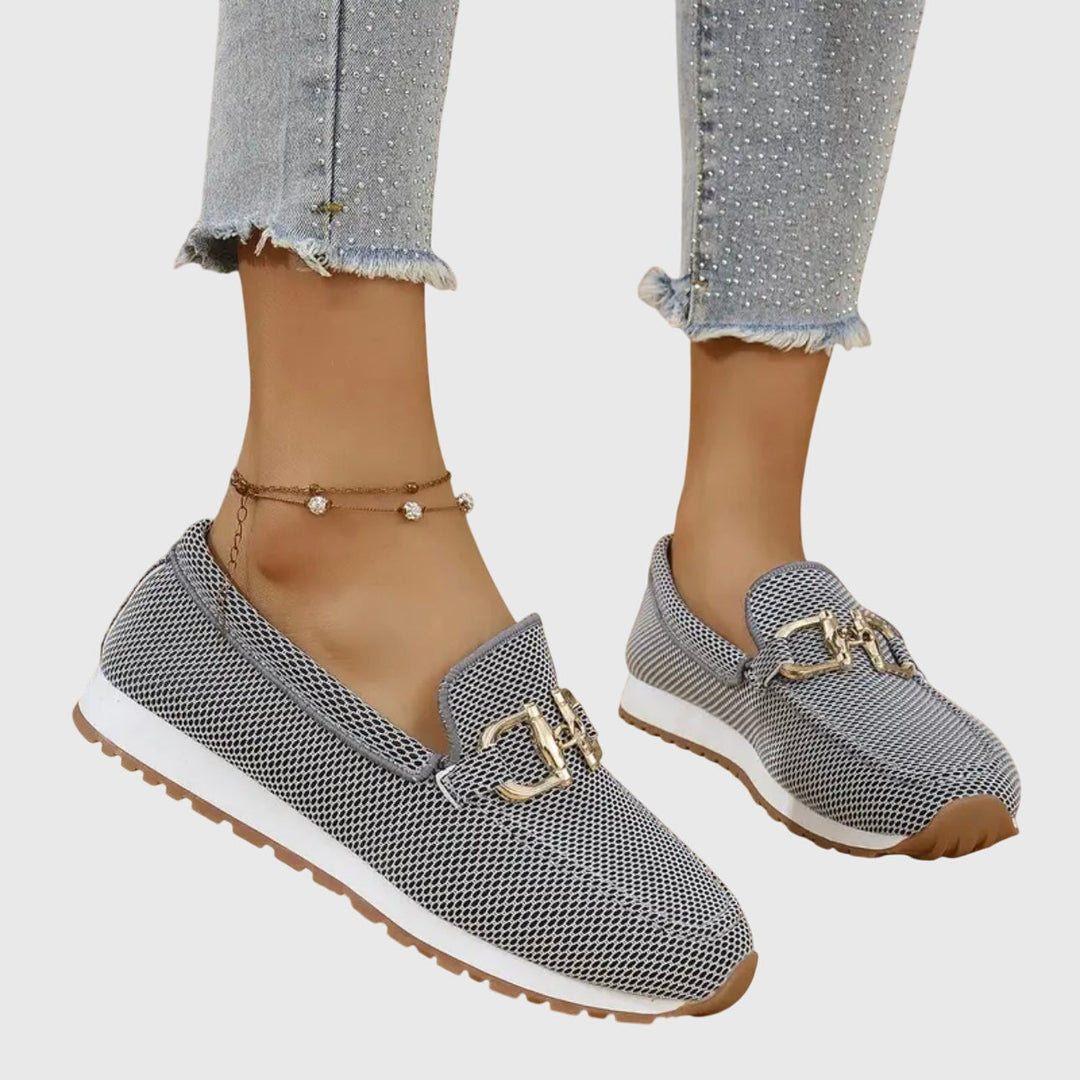 Agusta | Gevlochten loafers met metalen detail en witte zool voor dames