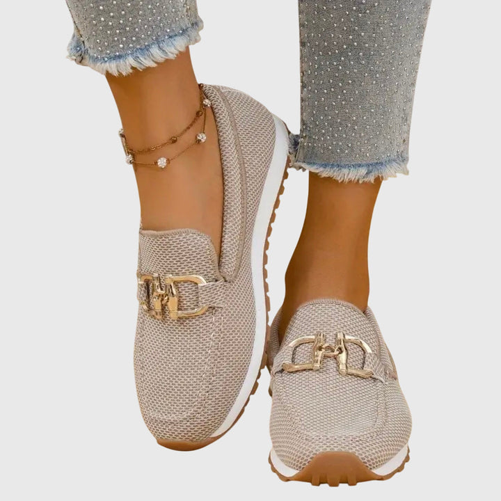 Agusta | Gevlochten loafers met metalen detail en witte zool voor dames