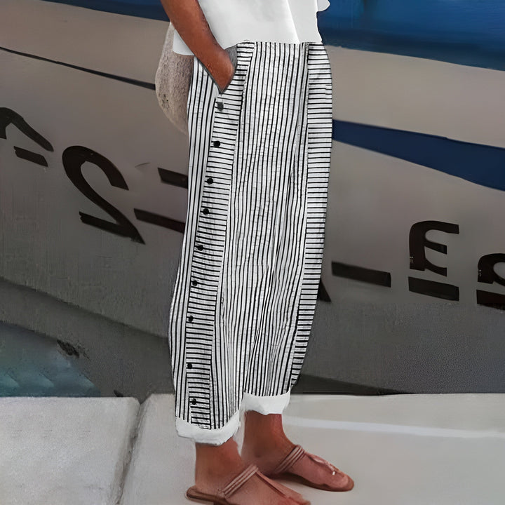 Amika | Gestreepte 7/8-broek met knopenrij opzij voor dames