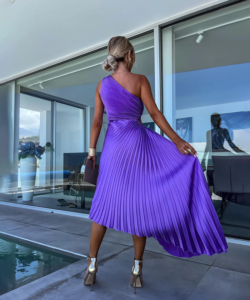 Xochitl | Geplisseerde one-shoulder midijurk met asymmetrische zoom voor trouwgasten