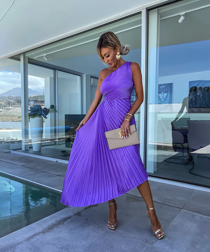 Xochitl | Geplisseerde one-shoulder midijurk met asymmetrische zoom voor trouwgasten