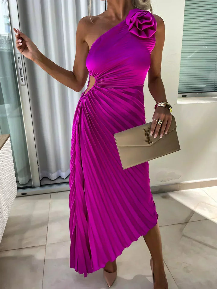 Juliette | Geplisseerde one-shoulder midijurk met stoffen roos voor trouwgasten